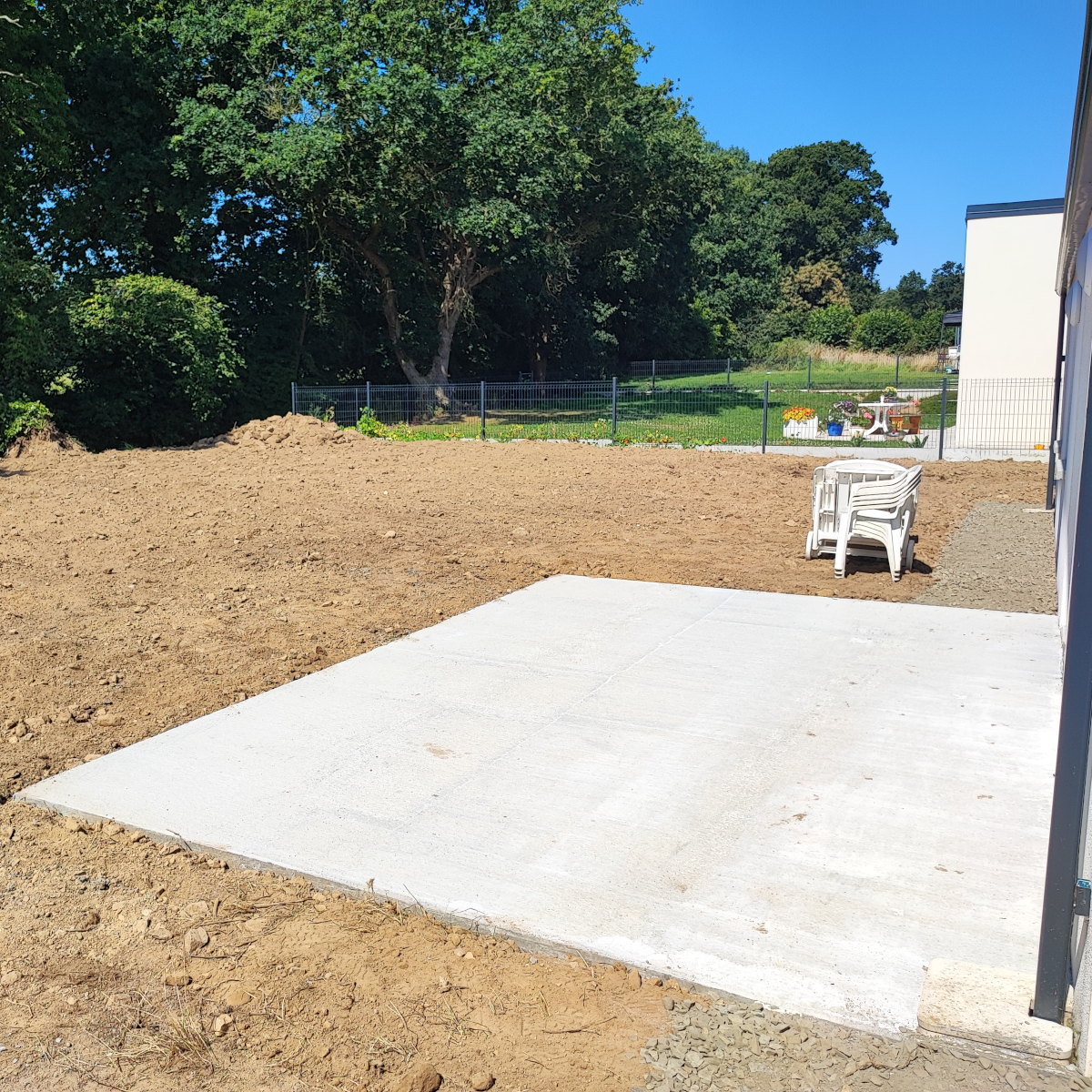 évacuation des terres, nivellement terrain, création d'une terrasse en béton